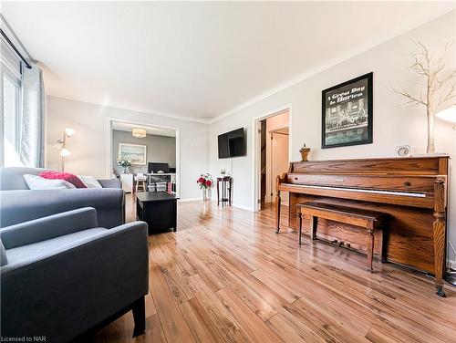 6312 Pitton Road, Niagara Falls, ON - Indoor Photo Showing Living Room