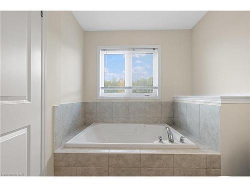 7739 Dockweed Drive, Niagara Falls, ON - Indoor Photo Showing Bathroom