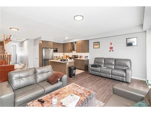 7741 Shadbush Lane, Niagara Falls, ON - Indoor Photo Showing Living Room