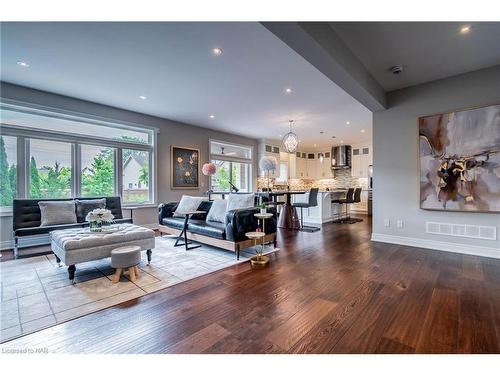 8 Tuscany Court, St. Catharines, ON - Indoor Photo Showing Living Room