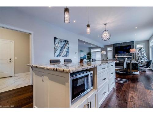 8 Tuscany Court, St. Catharines, ON - Indoor Photo Showing Kitchen With Upgraded Kitchen