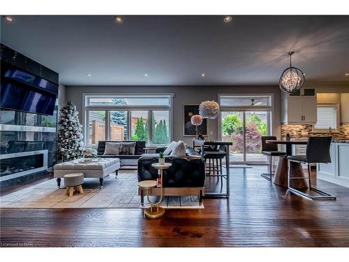 8 Tuscany Court, St. Catharines, ON - Indoor Photo Showing Living Room