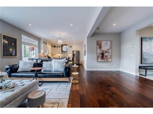 8 Tuscany Court, St. Catharines, ON - Indoor Photo Showing Living Room