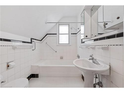 22 Queen Mary Drive, St. Catharines, ON - Indoor Photo Showing Bathroom