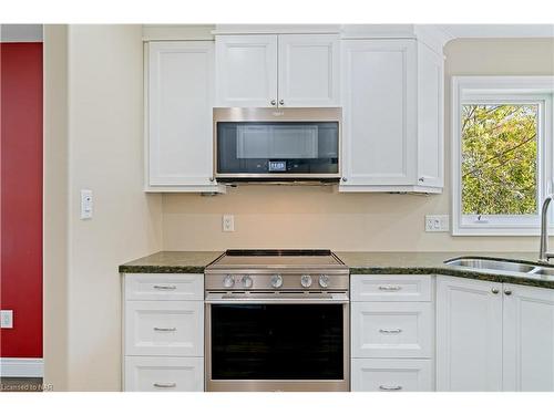 4032 Chippawa Parkway, Niagara Falls, ON - Indoor Photo Showing Kitchen With Double Sink