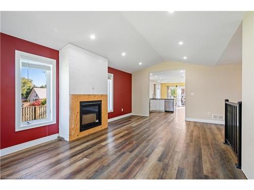 4032 Chippawa Parkway, Niagara Falls, ON - Indoor Photo Showing Living Room With Fireplace