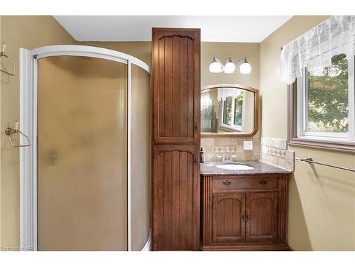 4061 Firelane 13, Sherkston, ON - Indoor Photo Showing Bathroom