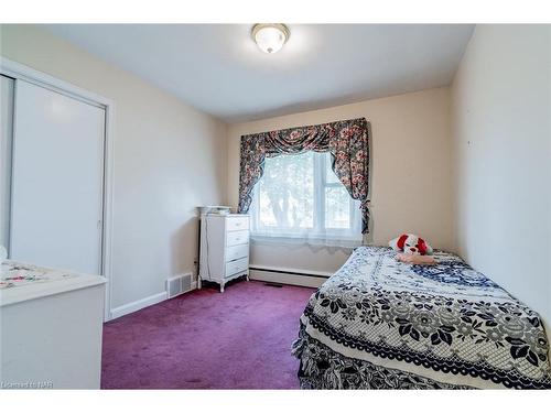 3663 Arlington Avenue, Niagara Falls, ON - Indoor Photo Showing Bedroom