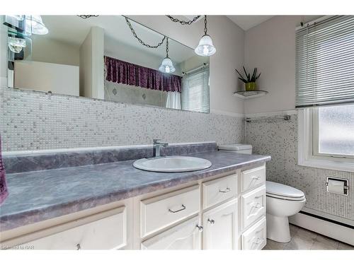 3663 Arlington Avenue, Niagara Falls, ON - Indoor Photo Showing Bathroom