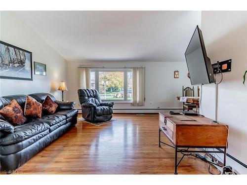 3663 Arlington Avenue, Niagara Falls, ON - Indoor Photo Showing Living Room