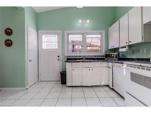 3663 Arlington Avenue, Niagara Falls, ON - Indoor Photo Showing Kitchen