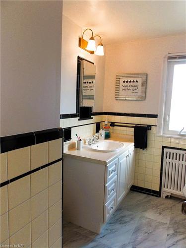 57 Edgar Street, Welland, ON - Indoor Photo Showing Bathroom