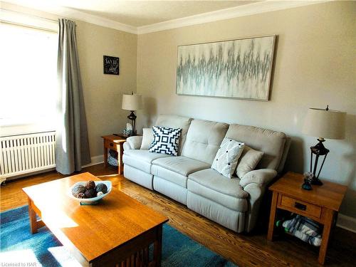 57 Edgar Street, Welland, ON - Indoor Photo Showing Living Room