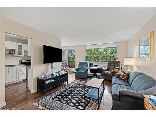 505-365 Geneva Street, St. Catharines, ON - Indoor Photo Showing Living Room