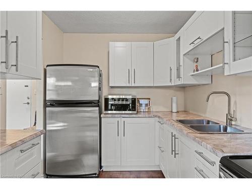 505-365 Geneva Street, St. Catharines, ON - Indoor Photo Showing Kitchen With Double Sink With Upgraded Kitchen