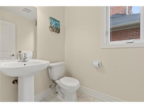 4500 Eclipse Way, Niagara Falls, ON - Indoor Photo Showing Bathroom