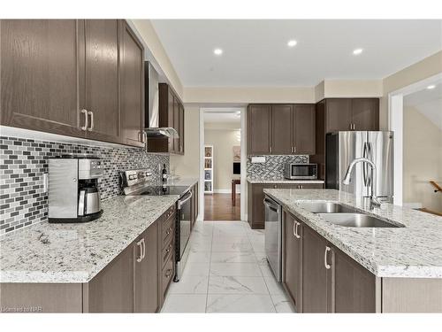 4500 Eclipse Way, Niagara Falls, ON - Indoor Photo Showing Kitchen With Stainless Steel Kitchen With Double Sink With Upgraded Kitchen