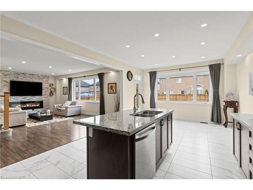 4500 Eclipse Way, Niagara Falls, ON - Indoor Photo Showing Kitchen With Double Sink With Upgraded Kitchen