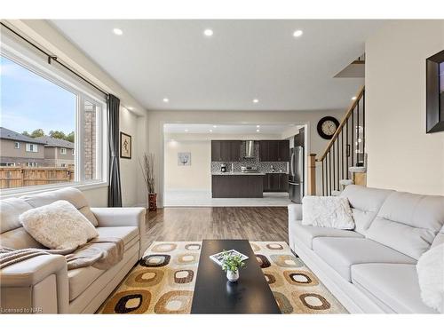 4500 Eclipse Way, Niagara Falls, ON - Indoor Photo Showing Living Room