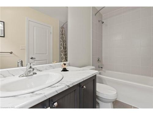 4500 Eclipse Way, Niagara Falls, ON - Indoor Photo Showing Bathroom