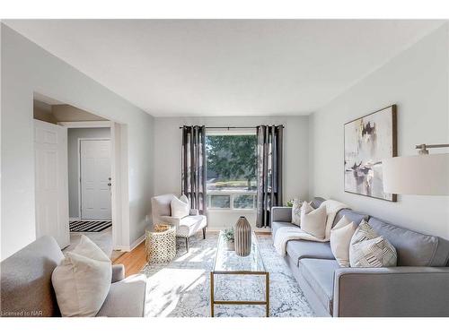 61 Rollins Drive, Welland, ON - Indoor Photo Showing Living Room