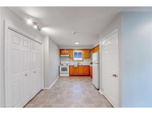 61 Rollins Drive, Welland, ON - Indoor Photo Showing Kitchen