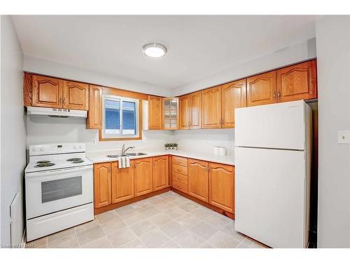 61 Rollins Drive, Welland, ON - Indoor Photo Showing Kitchen With Double Sink