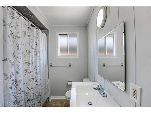 61 Rollins Drive, Welland, ON - Indoor Photo Showing Bathroom