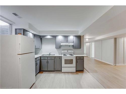 61 Rollins Drive, Welland, ON - Indoor Photo Showing Kitchen With Double Sink