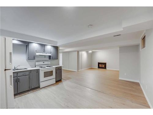 61 Rollins Drive, Welland, ON - Indoor Photo Showing Kitchen