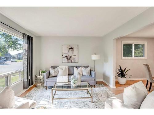 61 Rollins Drive, Welland, ON - Indoor Photo Showing Living Room