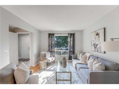 61 Rollins Drive, Welland, ON - Indoor Photo Showing Living Room