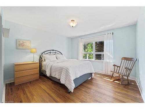 6456 Burdette Drive, Niagara Falls, ON - Indoor Photo Showing Bedroom