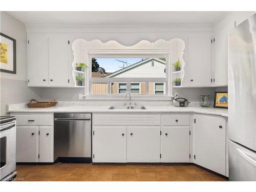 6456 Burdette Drive, Niagara Falls, ON - Indoor Photo Showing Kitchen