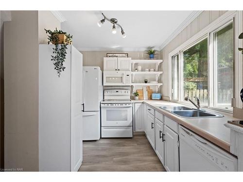 5062 Ontario Avenue, Niagara Falls, ON - Indoor Photo Showing Kitchen With Double Sink