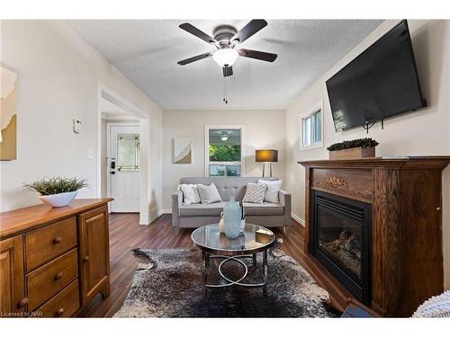 5062 Ontario Avenue, Niagara Falls, ON - Indoor Photo Showing Living Room With Fireplace