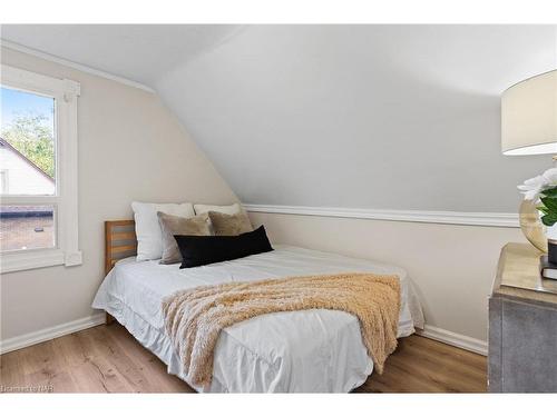 5062 Ontario Avenue, Niagara Falls, ON - Indoor Photo Showing Bedroom