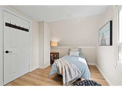 5062 Ontario Avenue, Niagara Falls, ON - Indoor Photo Showing Bedroom