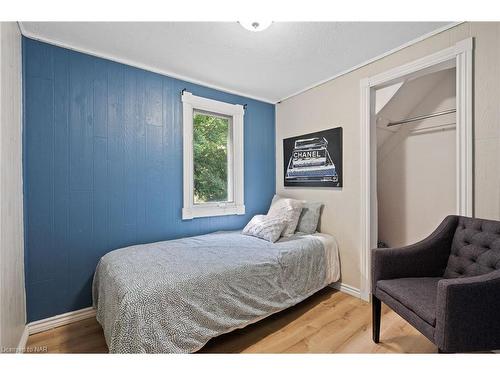 5062 Ontario Avenue, Niagara Falls, ON - Indoor Photo Showing Bedroom