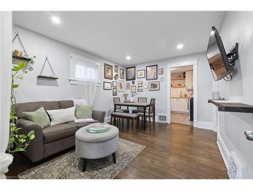 110 Beech Street, St. Catharines, ON - Indoor Photo Showing Living Room