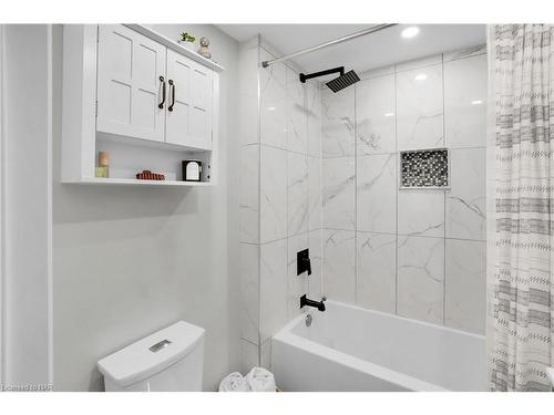 15 Jones Street, St. Catharines, ON - Indoor Photo Showing Bathroom