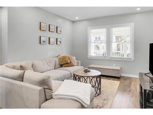 15 Jones Street, St. Catharines, ON - Indoor Photo Showing Living Room