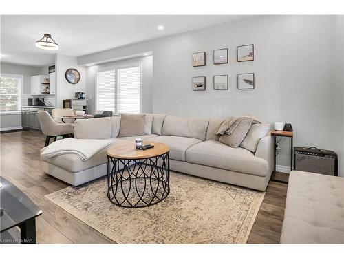 15 Jones Street, St. Catharines, ON - Indoor Photo Showing Living Room