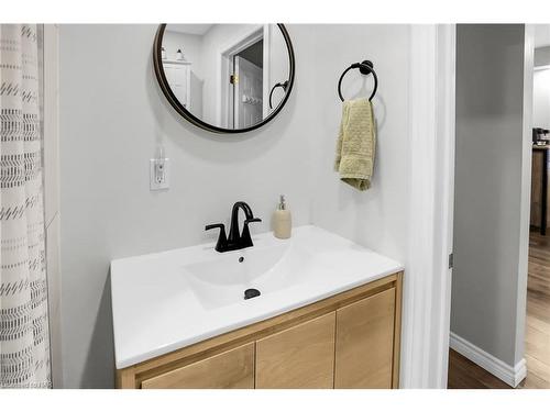 15 Jones Street, St. Catharines, ON - Indoor Photo Showing Bathroom