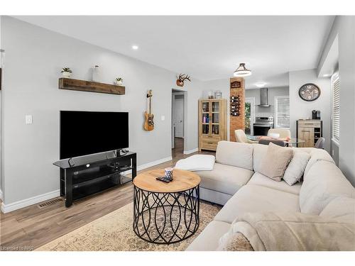 15 Jones Street, St. Catharines, ON - Indoor Photo Showing Living Room