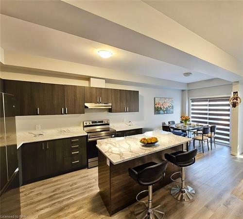 6627 Cropp Street, Niagara Falls, ON - Indoor Photo Showing Kitchen