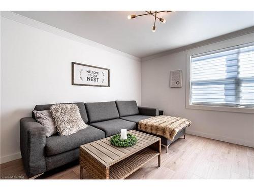 802 Hwy 20, Pelham, ON - Indoor Photo Showing Living Room