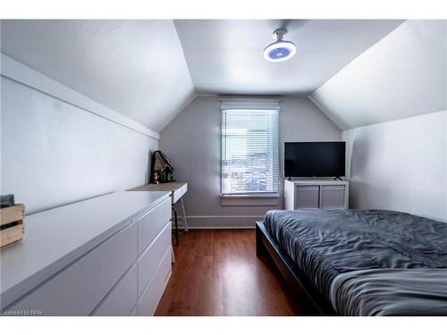 802 Hwy 20, Pelham, ON - Indoor Photo Showing Bedroom