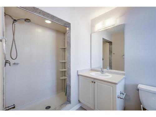 Upper-8081 Blue Ash Lane Lane, Niagara Falls, ON - Indoor Photo Showing Bathroom