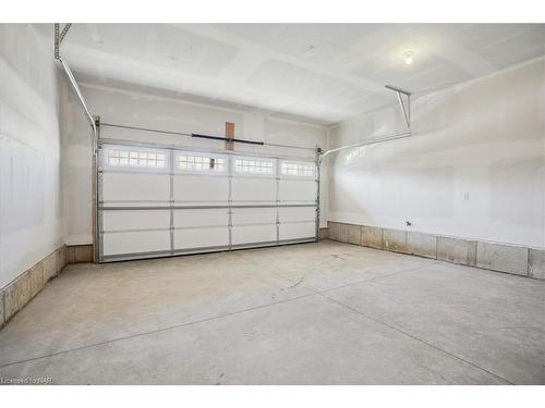 46 Beachwalk Crescent, Crystal Beach, ON - Indoor Photo Showing Garage